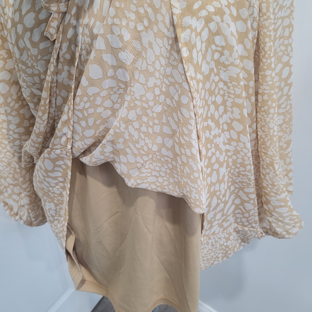 Denim&Co Women's Tan Patterned Blouse - Picture 4 of 7